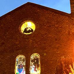 Kirchenfenster in unserer Übernachtungs-Gemeinde "Sort" bei Nacht.