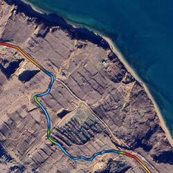 Man sieht die Löcher in der Landschaft, und der Weg hat zu tun, sich da durchzuschlängeln