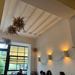 Café mit erstaunlich guten pain au chocolat