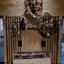 De crypte met de lijst van bijgezette kerkelijke hoogwaardigheidsbekleders