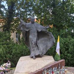 De Poolse Paus komt bijna als een engel aanlopen..