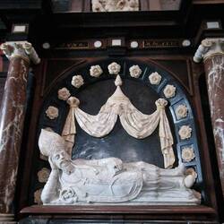 Op grafmonumenten liggen de mannen op hun zij terwijl ze hun hoofd ondersteunen