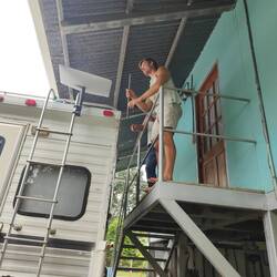 ein praktischer Arbeitsort. Unser Starlink erhält ein Kabel-Schutz 😂