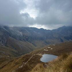 Wunderschöne Bergseen, aber leider sind die Gipfel alle verdeckt