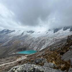 Die Seen haben so schöne Farben aber leider sehen wir keine Gipfel