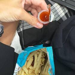Pommes Chips mit Ketchup