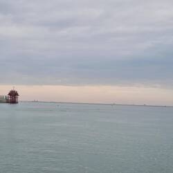 Die Hochwasserwände liegen unter dem Wasser und werden bei Bedarf aufgerichtet