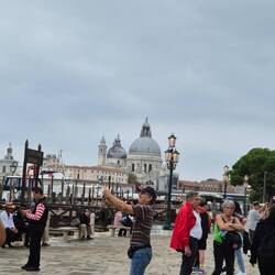 Im Hintergrund ödie Kirche S. Maria d. Salute, steht am Eingang des Canale Grande