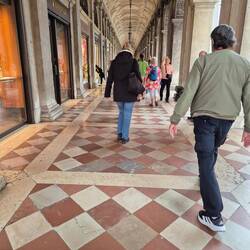 Der Bogengang der Procuratie Nuove mit dem Café Florian