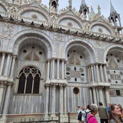 Piazzetta Leoncini mit der Nordseite der Basilica di San Marco