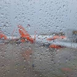 Regen und Wind halten den Flieger am Boden