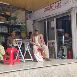 Begegnung in Rekong Peo mit typischer Kopfbedeckung #1