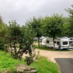 Ufem Wäg zum Hauptgebäude