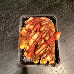 Belgische Waffel mit Schokolade und Erdbeeren