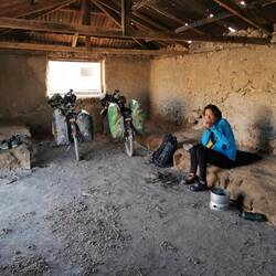 In einem verlassenen Haus finden wir Schutz vor dem Wind