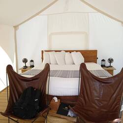 Ein bisschen Luxus im Zelt aber kein Licht und sehr saubere Gemeinschaftsbäder