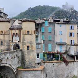 Byporten i den gamle by Entrevaux