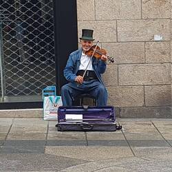 Wer nicht in der Passage musiziert, sucht sich sein Publikum außerhalb