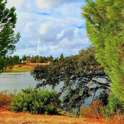 Blick aus der Tür des Wohnmobils auf den Stausee