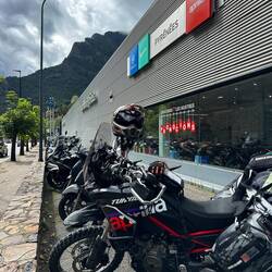 Endlich mal ein schöner Töff vor diesen Laden