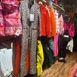 Andorra ist bekannt als Skiregion. Die Outfits dazu versprechen ein lustiges Treiben 😁