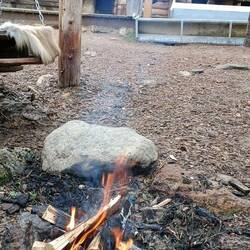 Lagerfeuer bei den Hunden