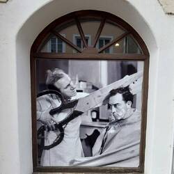 Schaufenster eines Barbiers in Braunau!