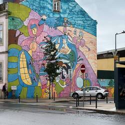 Fresque le long des rue