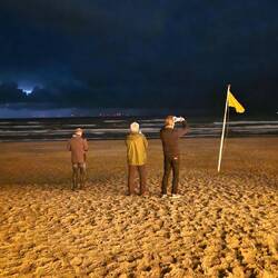 Fünf Männer allein am Strand