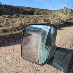 Staubige Straße zurück