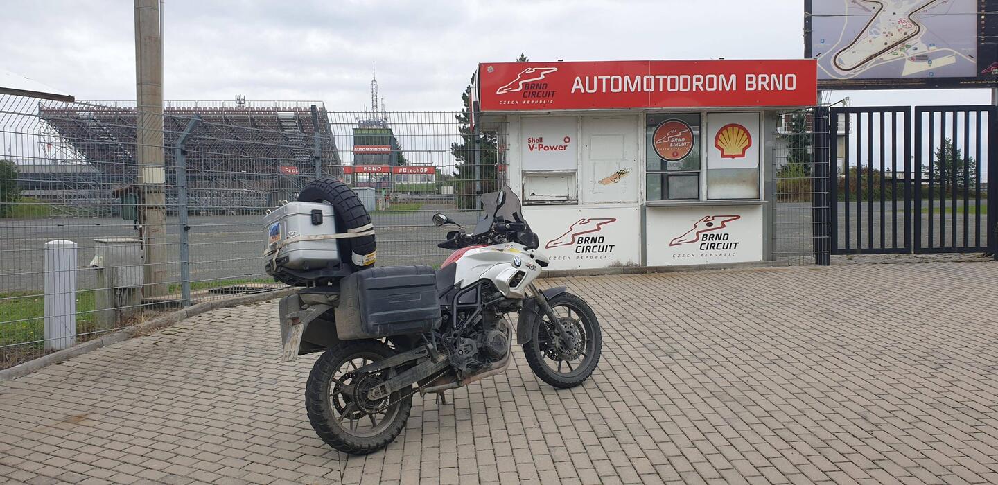 Der Haupteingang zum Automotodrom in Brno