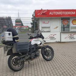 Der Haupteingang zum Automotodrom in Brno