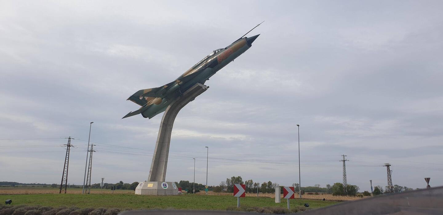 Ne MIG neben dem Supermarkt