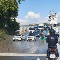Ein paar Autos passen drauf