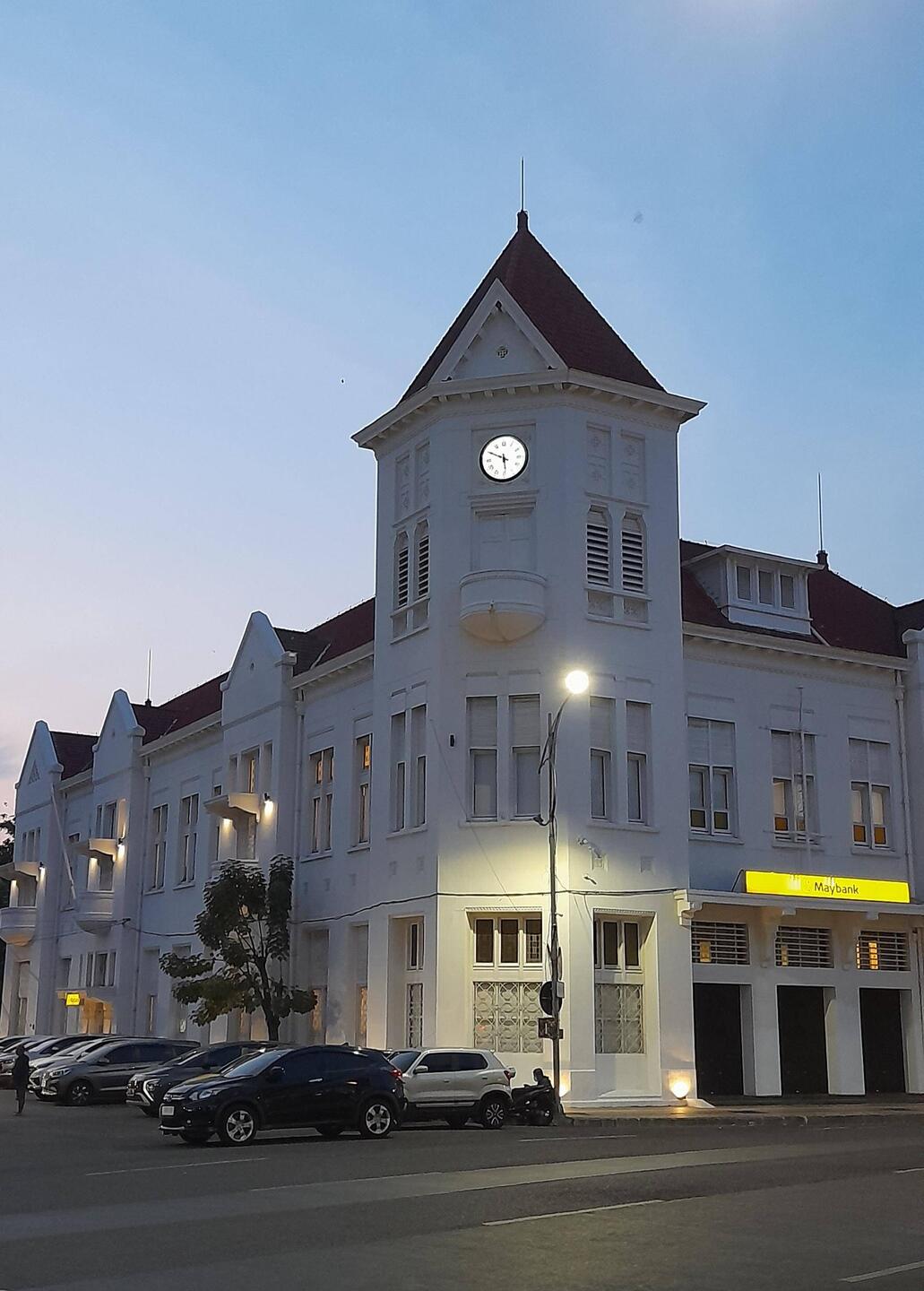 Uhrturm an der Jalan Jembatan Merah