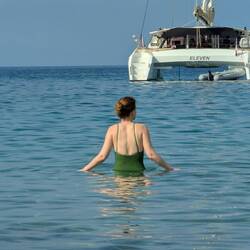 Ich wette sie überlegt das Gefährt von der Straße aufs Meer zu verlegen