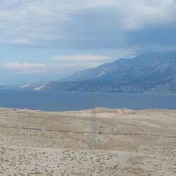 Man sieht hinten links noch die andere Fähre nach Rab