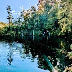 Kleine Wasserfälle im Hintergrund