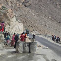 Strassenbau vorwiegend durch Frauenhand