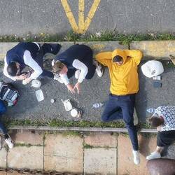 Jugendliche am Chillen: Schnappschuss von oben