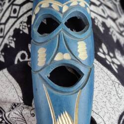 Eine kleine Zulu Krieger Holzmaske auf dem Markt