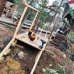 Die Brücke zum neuen Eingang