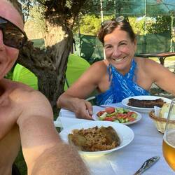 Melanzani und gefüllte Paprika