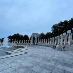 Pomnik pamięci żołnierzy poległych w II WS. każda kolumna to jeden stan. Kolumn jest 56. Ot, zagadka