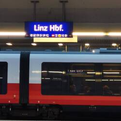 Nach 11 Stunden Fahrt waren wir froh, das Schild zu sehen: wir sind in Linz!