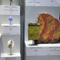 Z bliska wzory w minerałach przypominają wzory tkanin