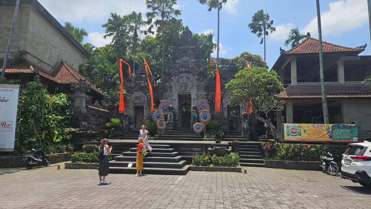 Het front van het museum van moderne Balinese kunst.