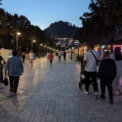 Abends flanieren alle, trinken Kaffee und die Kinder spielen