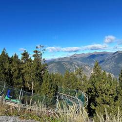 Am Ausgangspunkt des Schmugglerpfads befindet sich eine lange Rodelbahn.