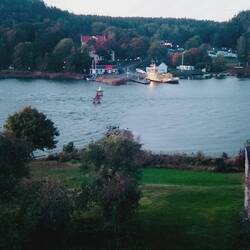 Gelbe Fähre aus dem Burgturmfenster